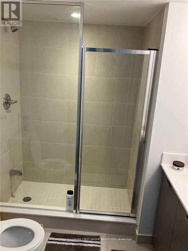 Photo du bâtiment - 275 Village Green Square