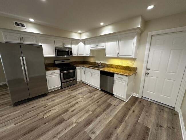 Building Photo - 2 Bedroom 1.5 Bath Townhome