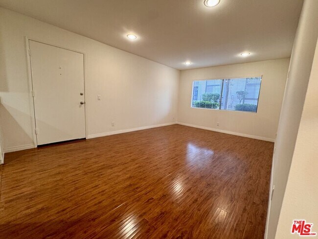 Building Photo - 1348 E Hillcrest Dr