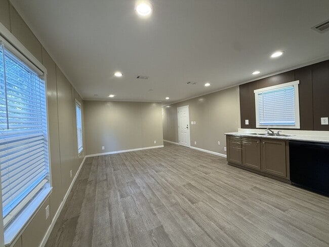 Building Photo - 118 E Semands St