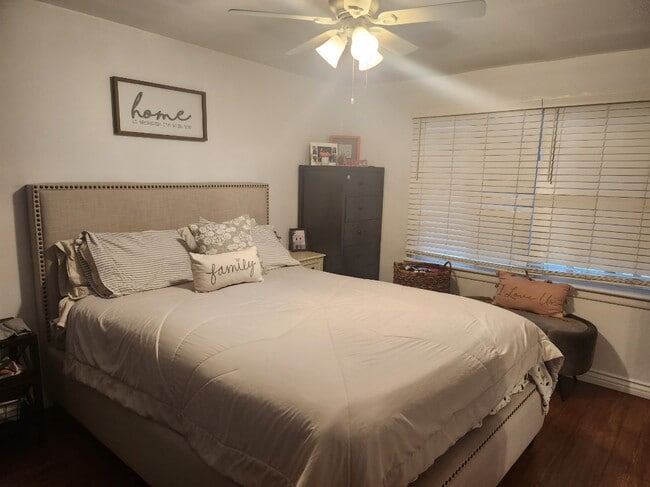 Large and cozy master - 2001 Cloverfield Blvd