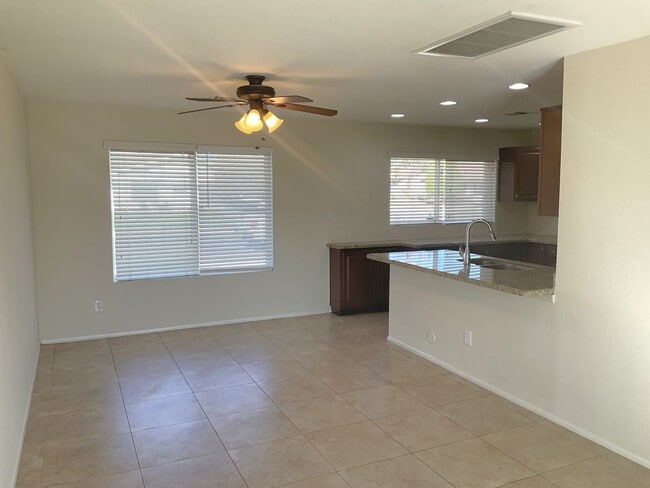 Building Photo - 1529 W Kerry Ln