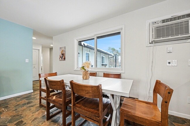 Foto del edificio - 325 W Delhi Rd