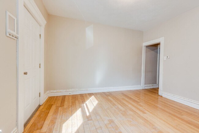 Building Photo - AVAILABLE MAY  Spacious 2 Bedroom Home w/ ...
