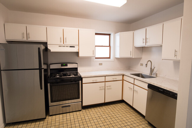 Building Photo - 2459 N Greenview Ave