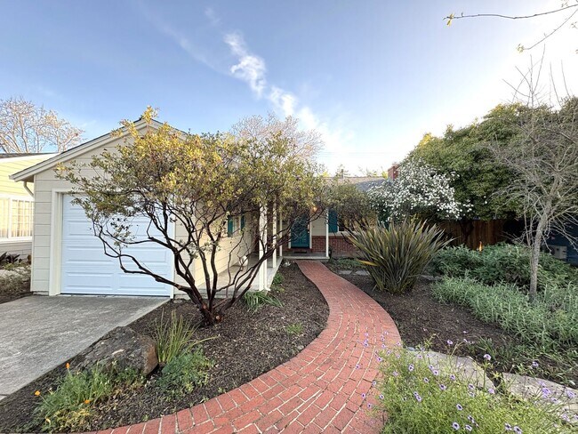 Foto del edificio - Charming Palo Alto Home with Renovated Kitchen & Spacious Backyard