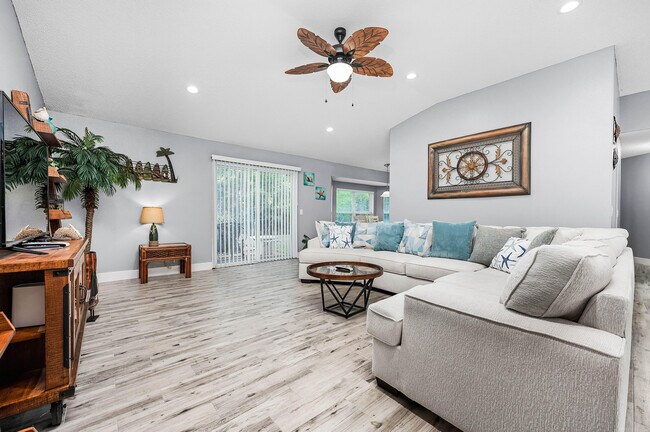 Building Photo - 7113 Manatee St