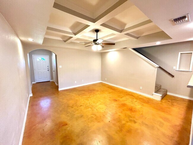 Building Photo - **MOVE IN SPECIAL** 3 Bedroom 2.5 Bathroom Town Home!