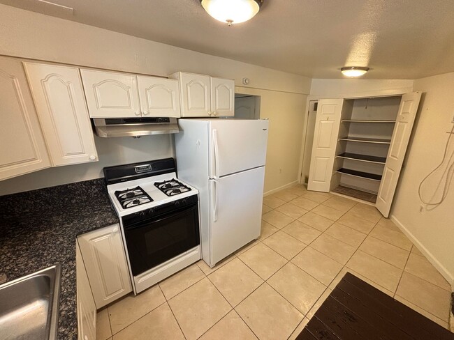 Building Photo - Charming 2Bed/1Bath apartment W/ Private front yard w/ porch and oversized backyard in Henderson