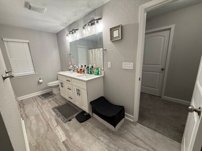 Building Photo - 1614 Hawthorne Dr