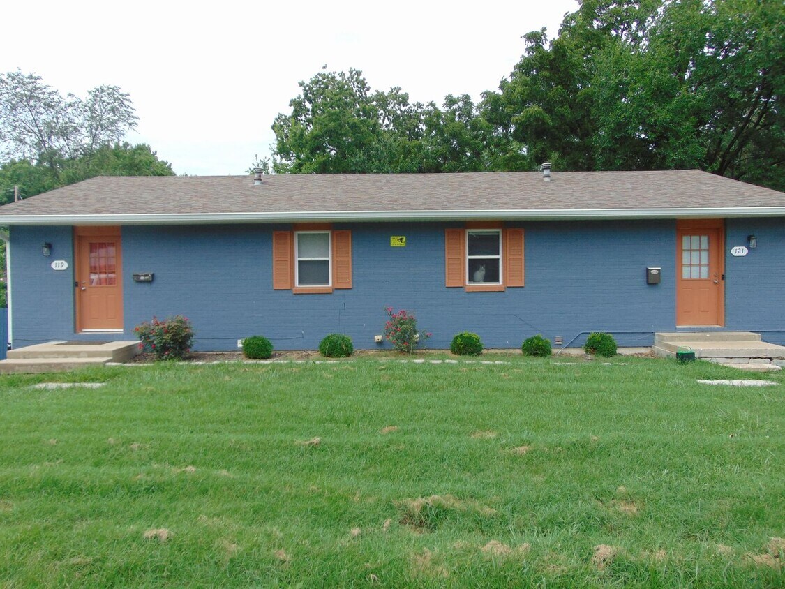 Foto principal - Nice 4 Bedroom 2 Bathroom Duplex!