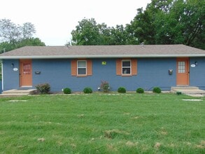 Building Photo - 121 Redwood Rd
