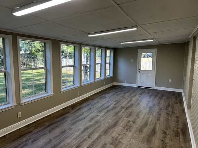 Foto del edificio - 212 Hazelnut St