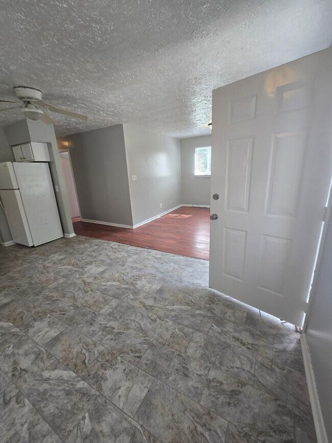 Foto del edificio - Beautiful 3 Bedroom home near West 10th an...