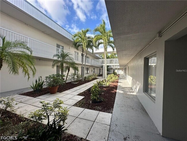 Building Photo - 1830 Maravilla Ave