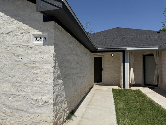 Foto del edificio - Charming 3-Bedroom, 2-Bath Duplex in Waco ...