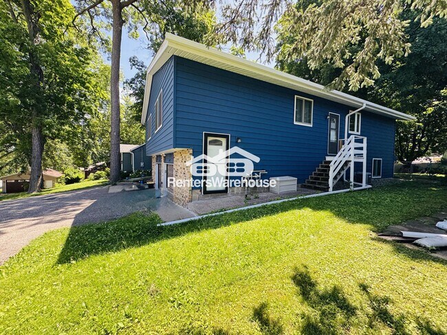 Foto del edificio - 5043 Shoreline Dr