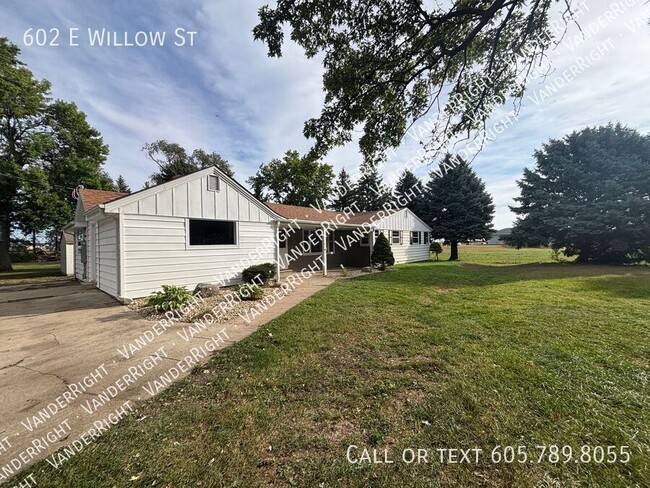 Building Photo - 602 E Willow St