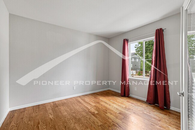 Building Photo - Spacious Home with Central AC and Washer/D...