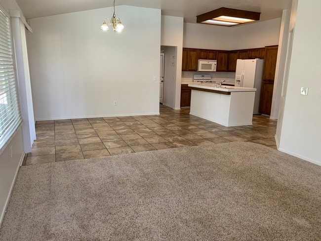 Building Photo - Charming Exeter home with a swimming pool!