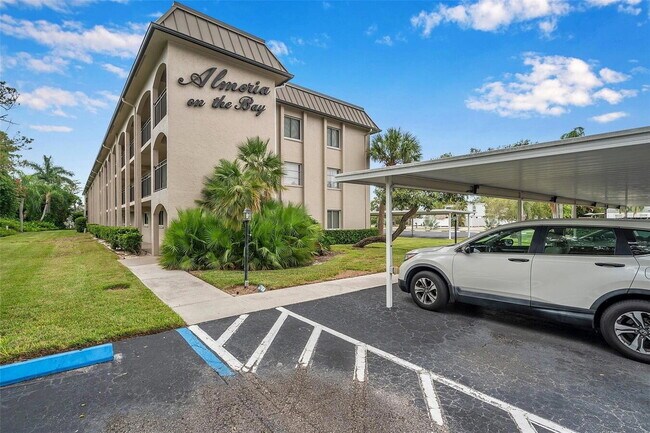 Foto del edificio - "Fully Renovated 2-Bed, 2-Bath Condo on Minutes from Siesta Key Beach