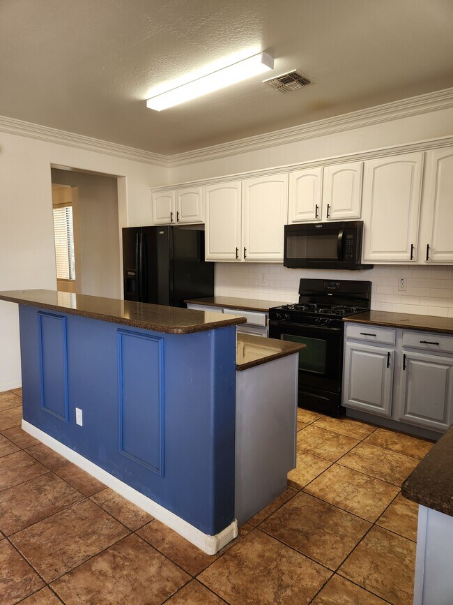 Building Photo - 30392 W Whitton Ave