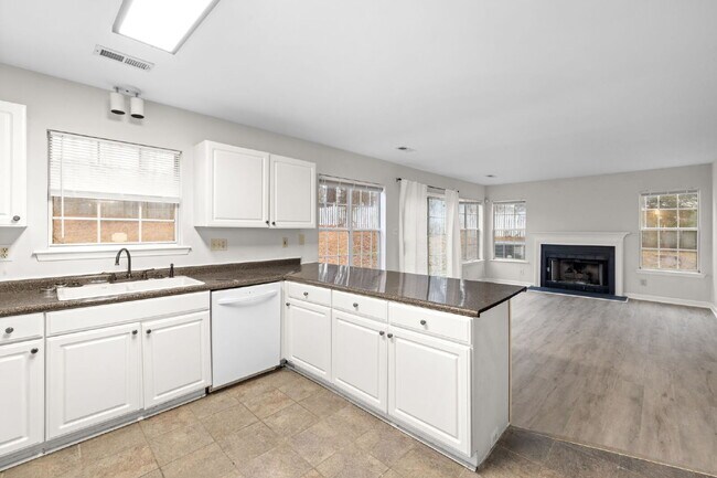 Building Photo - Experience a comfortable 3-bedroom, 3-bathroom single-family house.