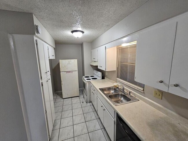 Building Photo - 3275 Dryer Ave
