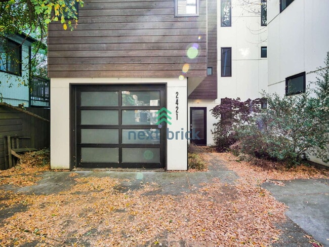 Stand alone modern townhouse in Ballard - Stand alone modern townhouse in Ballard