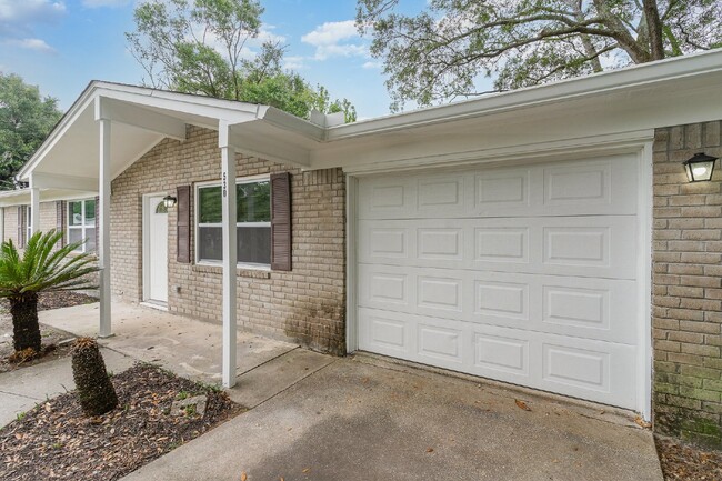 Building Photo - "Spacious 4-Bedroom, 2-Bath Home with Fenc...