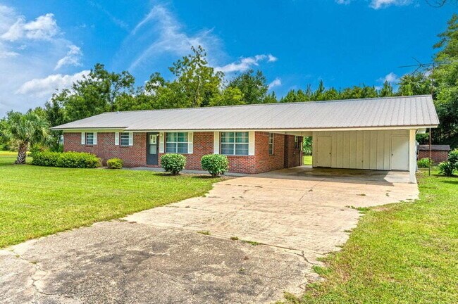 Foto del edificio - Charming brick home ready for move in!