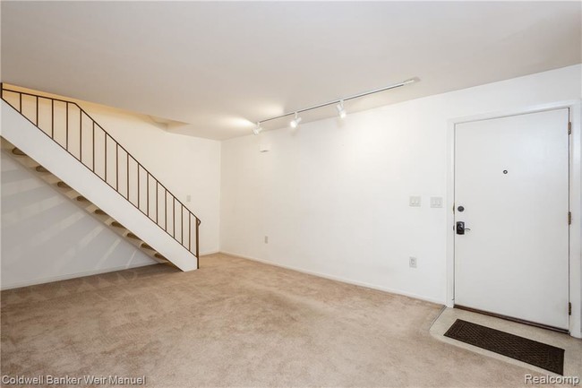 Building Photo - 39863 Village Wood Ln