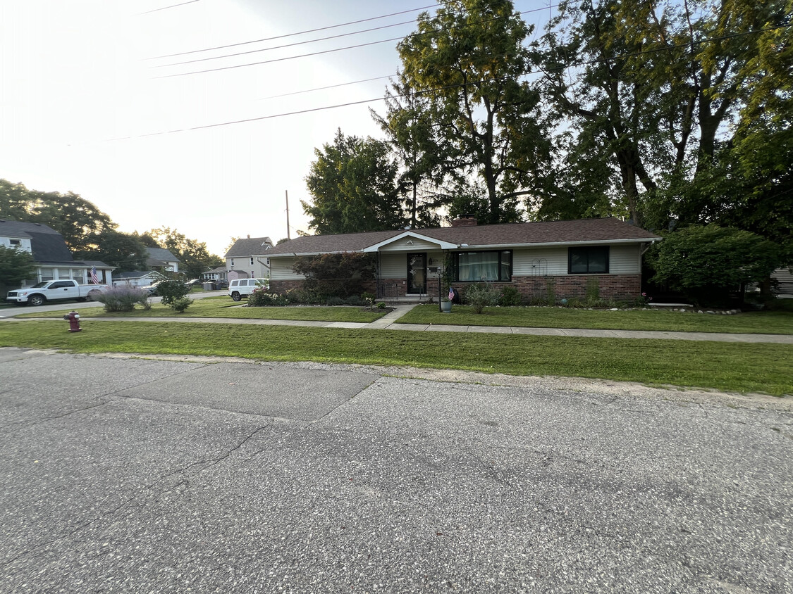 Primary Photo - 274 Lake St