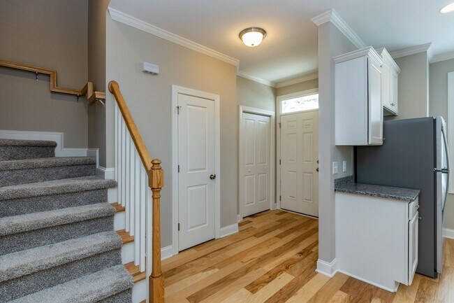 Building Photo - 3 bedroom/2.5 Bath End Unit Townhome in Ho...