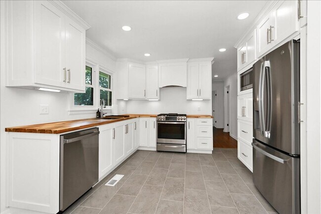 Building Photo - 4 Br, 3 Bath