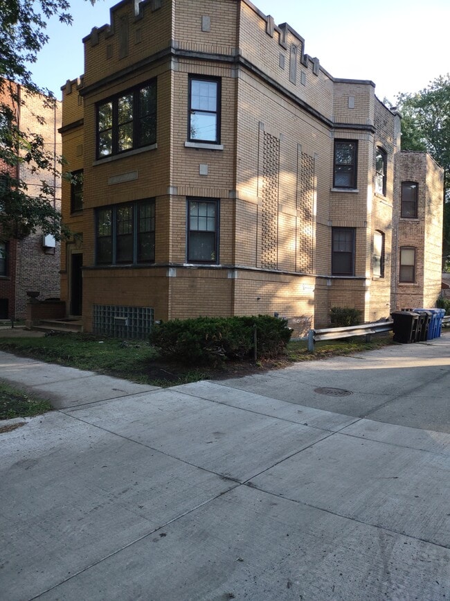 Building Photo - 7219 N Wolcott Ave