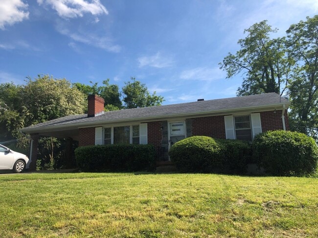 Foto del edificio - Brick Ranch with fresh paint! Carport! Located right at Fort Ave and Wards Rd
