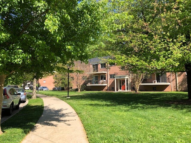 Building Photo - 10619 Weymouth St