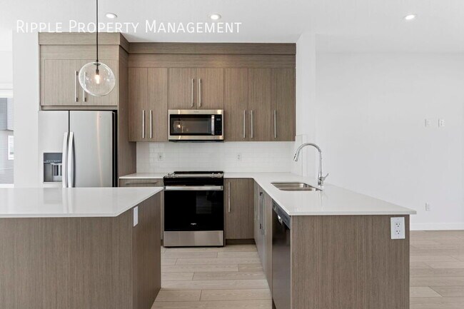 Photo du bâtiment - AMAZING 4 BEDS/ 2.5 BATHS TOWNHOUSE