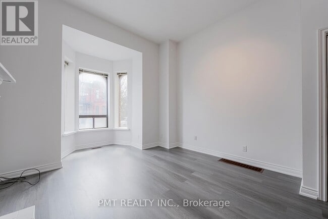 Building Photo - 204-204 Gerrard St E