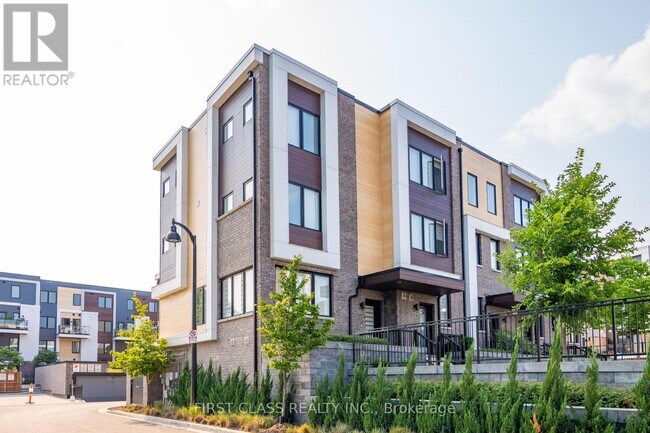 Building Photo - 5-100 Roding St