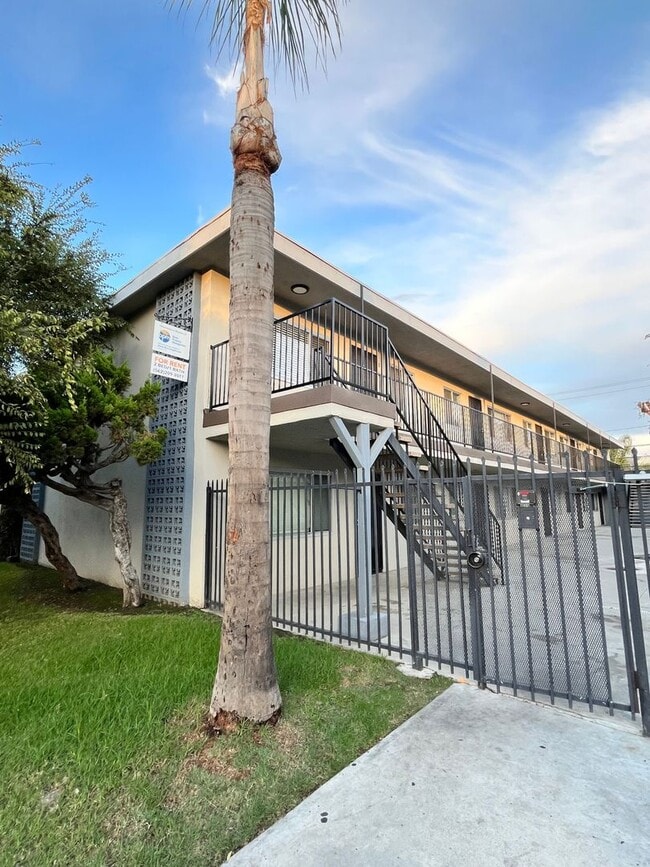 SPACIOUS 2 BEDROOM 1 BATH UPSTAIRS WITH 1 SHARED PARKING SPACE INCLUDED - SPACIOUS 2 BEDROOM 1 BATH UPSTAIRS WITH 1 SHARED PARKING SPACE INCLUDED Apartment