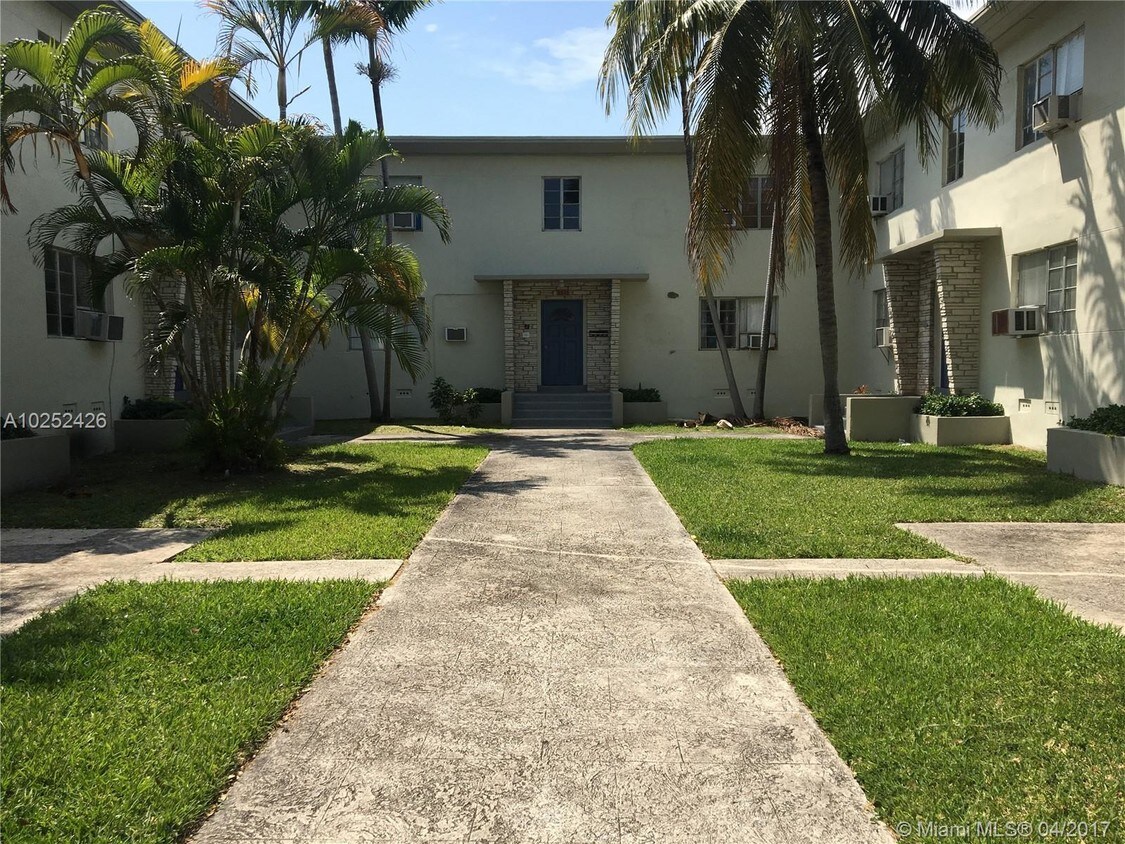 Foto principal - 8320 Crespi Blvd
