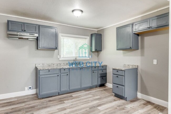 Building Photo - 5880 Bluffman Dr