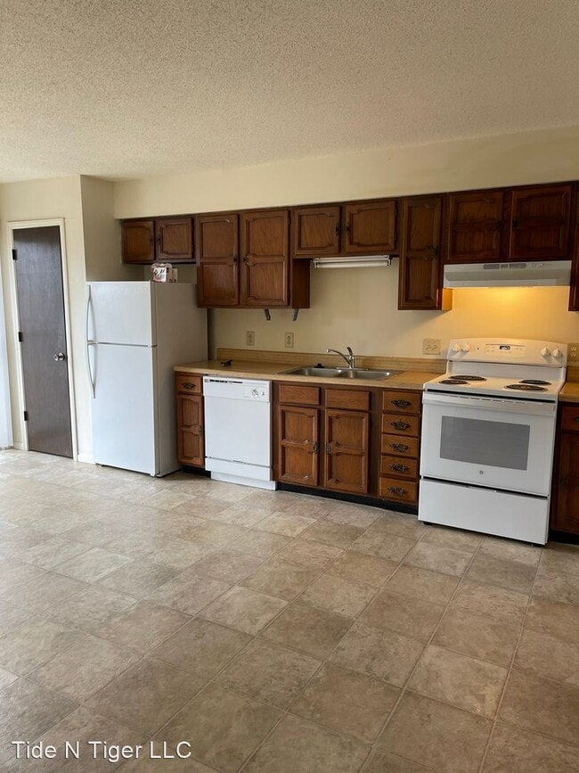 Building Photo - 3 br, 1.5 bath House - 545 Pear Tree Circle