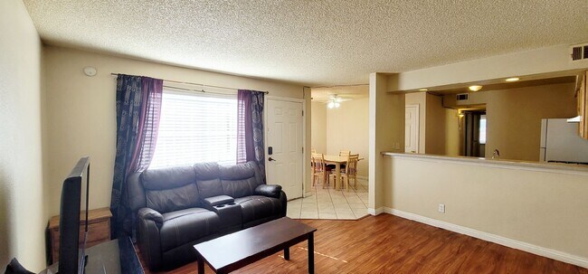 Foto del edificio - 4248 Tara Ave Unit 1 - 902 SQFT 2 Bed 1 Bath