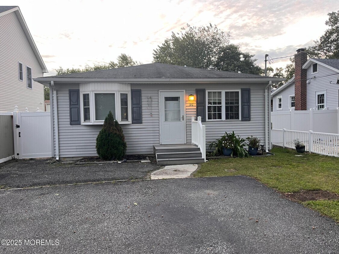 Primary Photo - 516 Harvey Ave