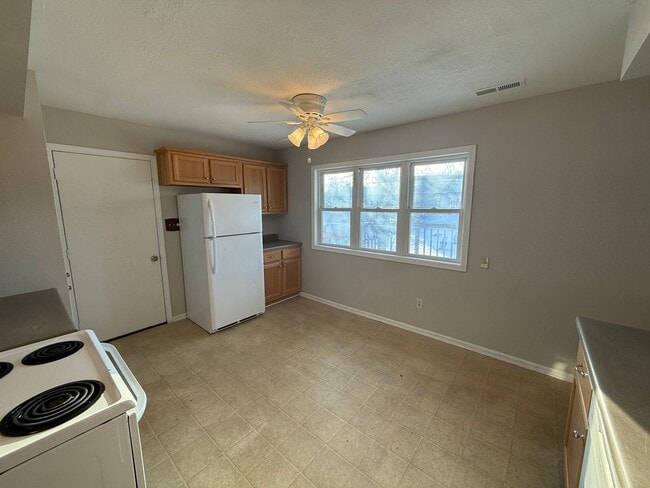 Building Photo - 6915 Salge Dr