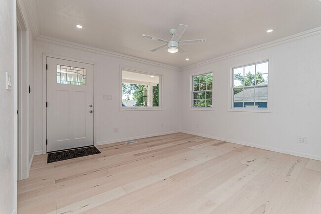 Foto del edificio - Please View 3D Virtual Walk-Through Before Scheduling a Showing