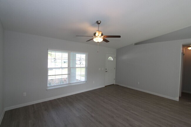 Foto del edificio - Spacious 3-Bedroom Home with No HOA, Pet-Friendly & Natural Gas – Summerfield Living
